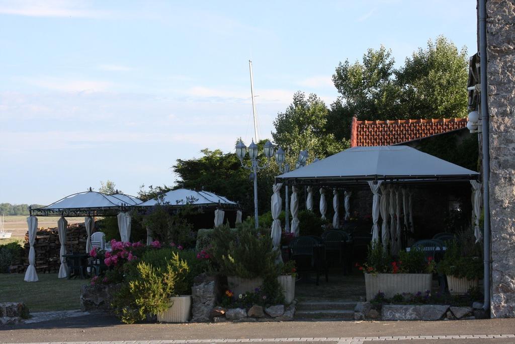 La Baie Hotel Regneville-sur-Mer Exterior photo